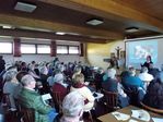 Gut gefüllter Saal beim Vortrag von Schwester Marié Munz